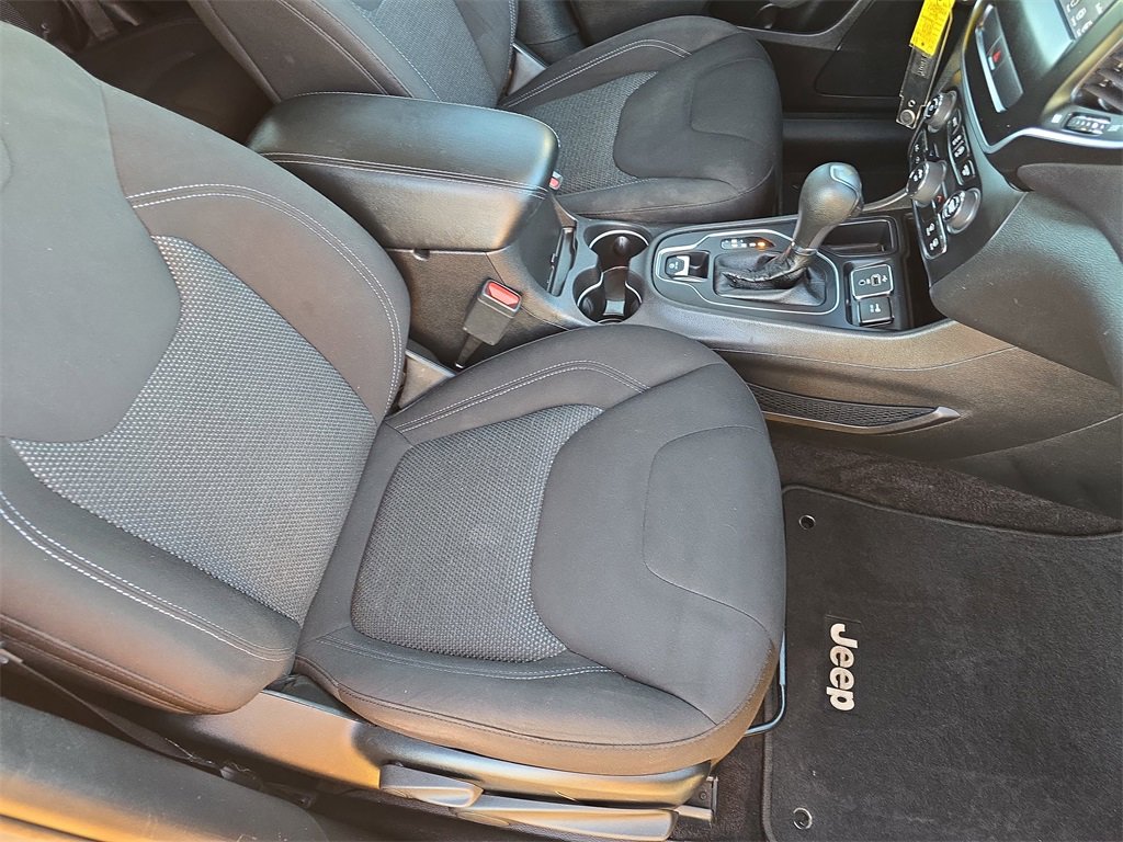 Used 2019 Jeep Cherokee Latitude w/ Popular Appearance Group image 10