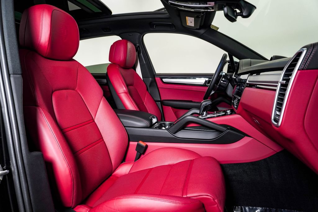 Certified 2023 Porsche Cayenne Platinum Edition image 15