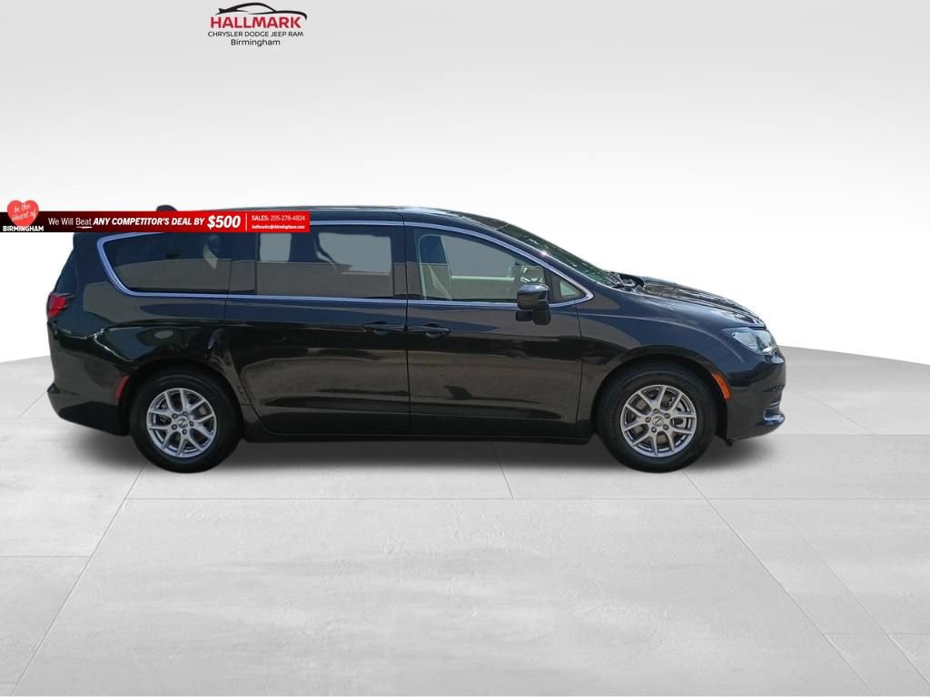 Used 2022 Chrysler Voyager LX FWD image 2