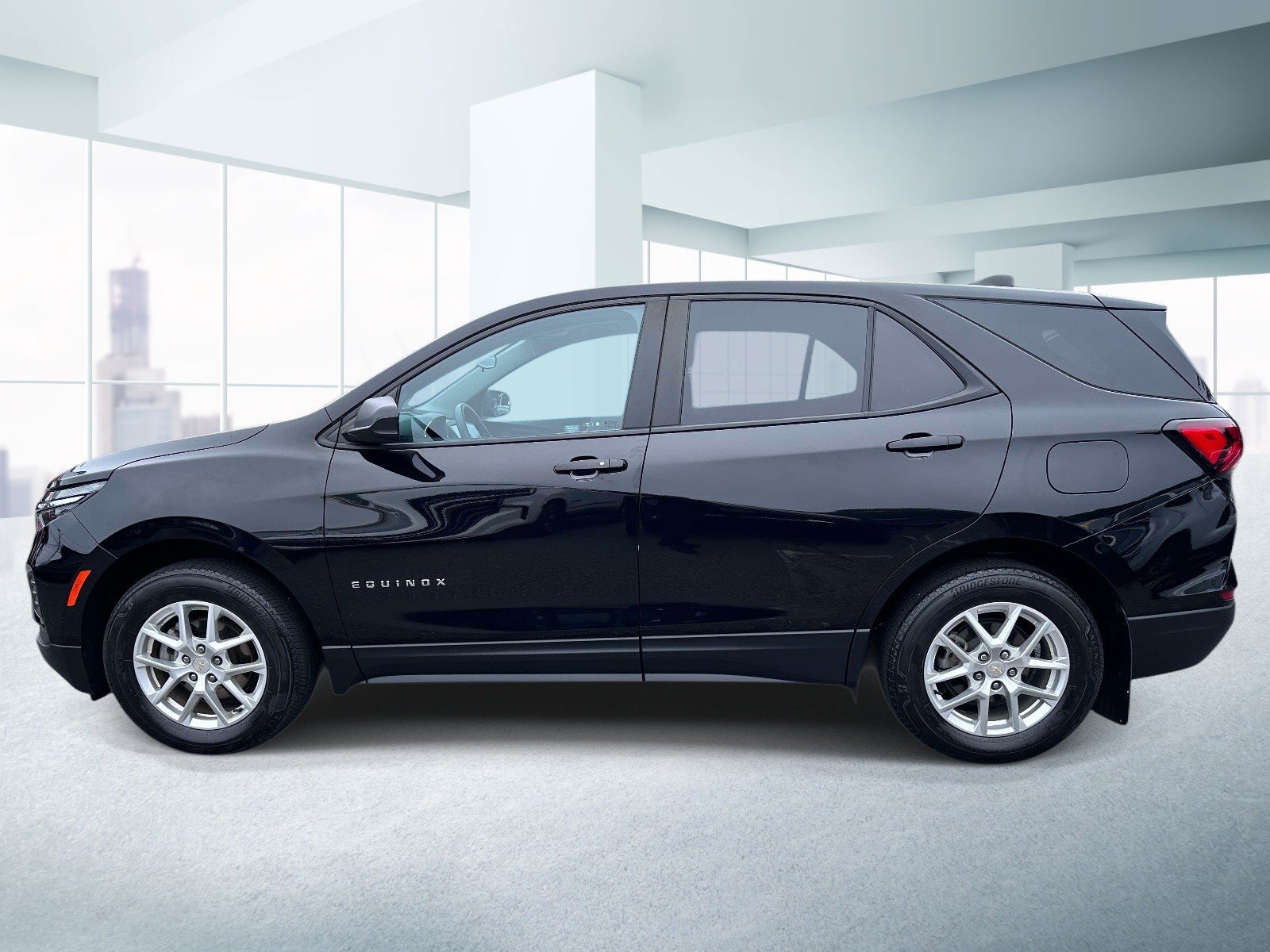 Used 2023 Chevrolet Equinox LS w/ LS Convenience Package AWD/4WD image 2