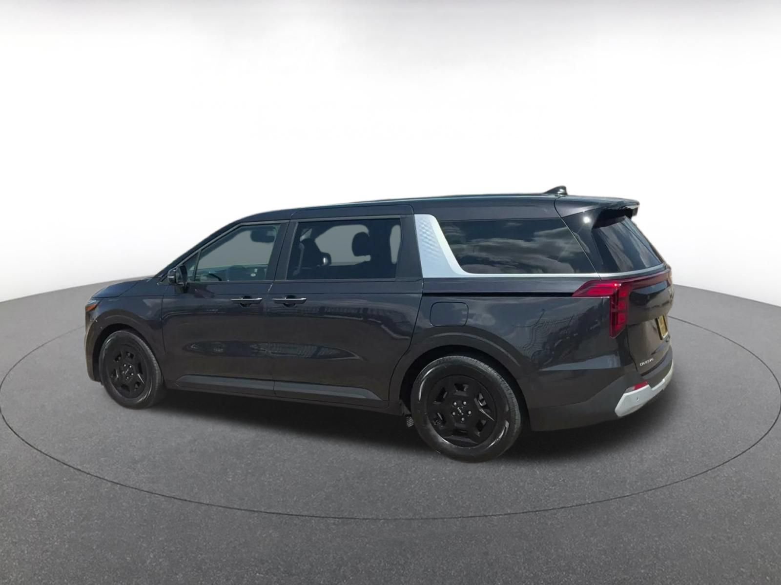 Used 2026 Kia Carnival FWD image 8