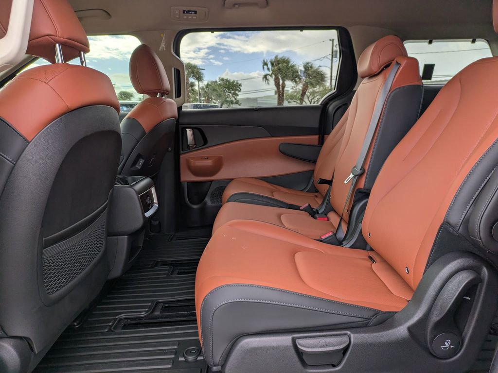 Used 2026 Kia Carnival EX image 15