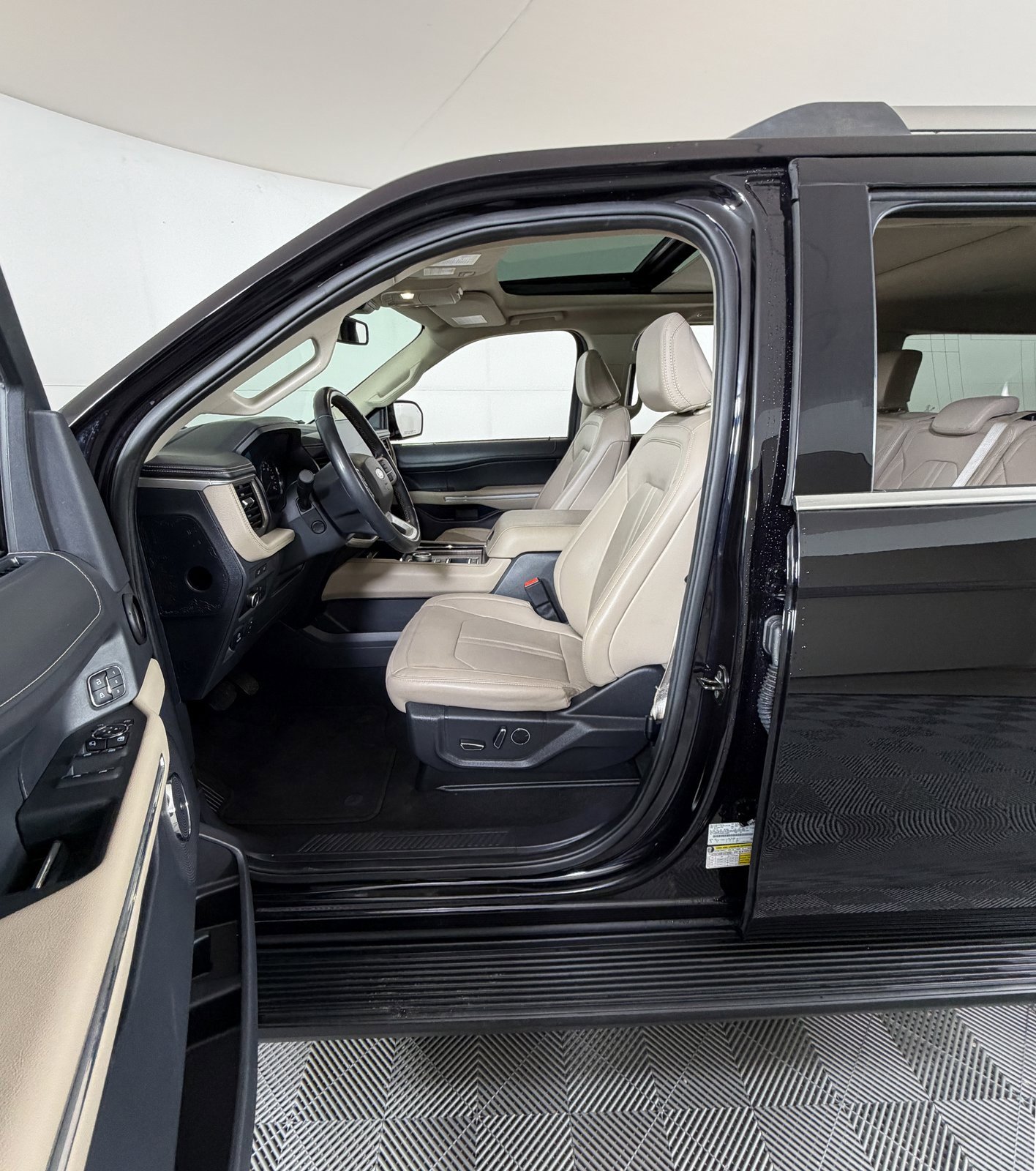 Used 2024 Ford Expedition Max Limited image 10