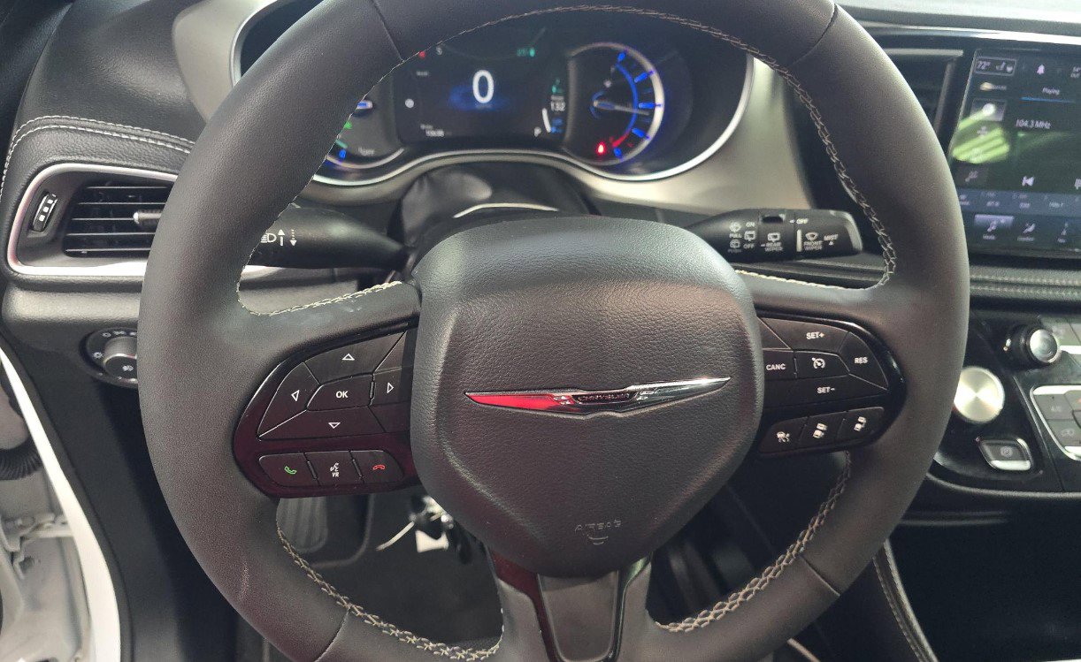 Used 2024 Chrysler Pacifica Premium image 8