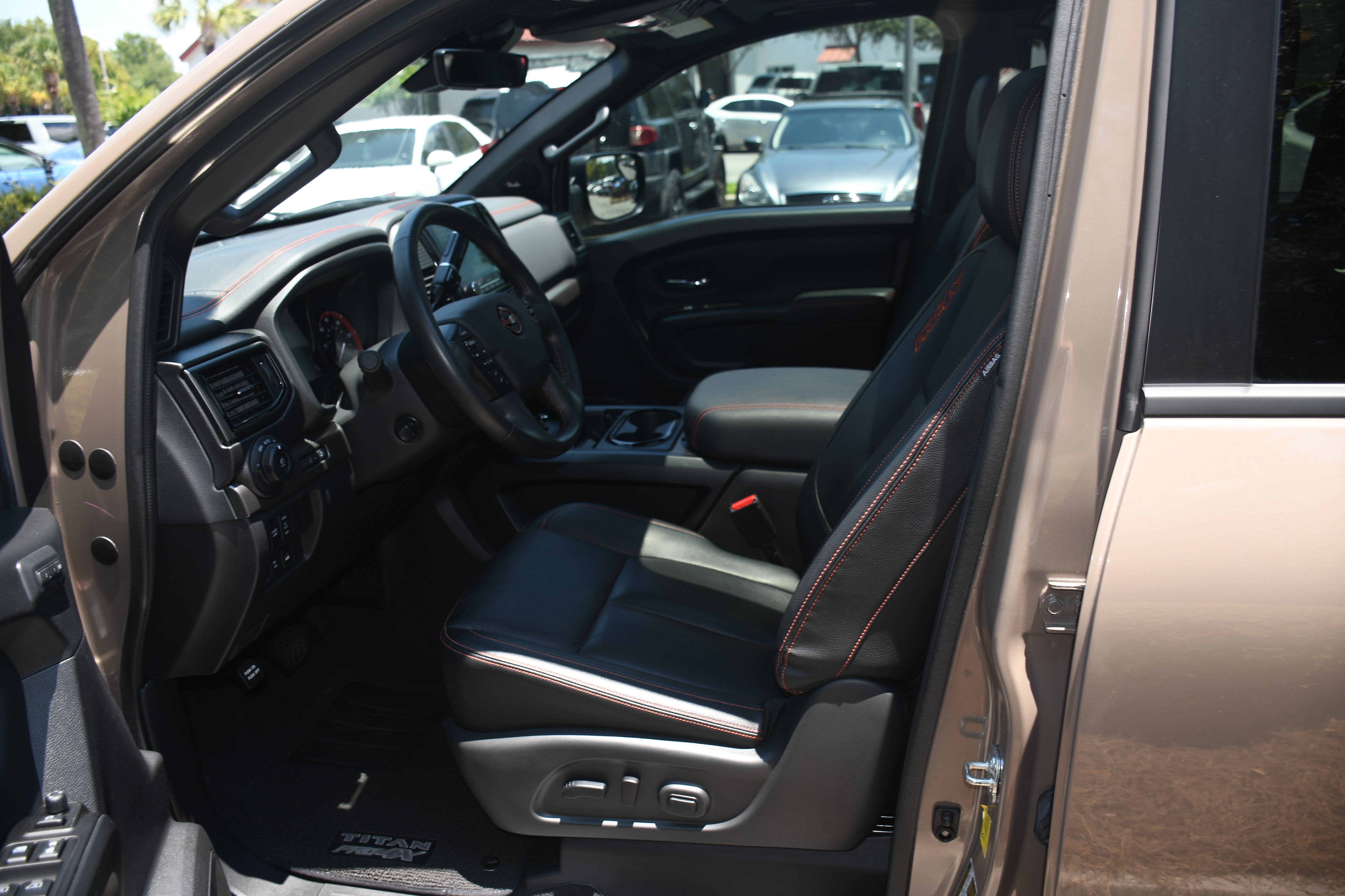 Used 2023 Nissan Titan PRO-4X w/ Pro-4x Convenience Package AWD/4WD image 8