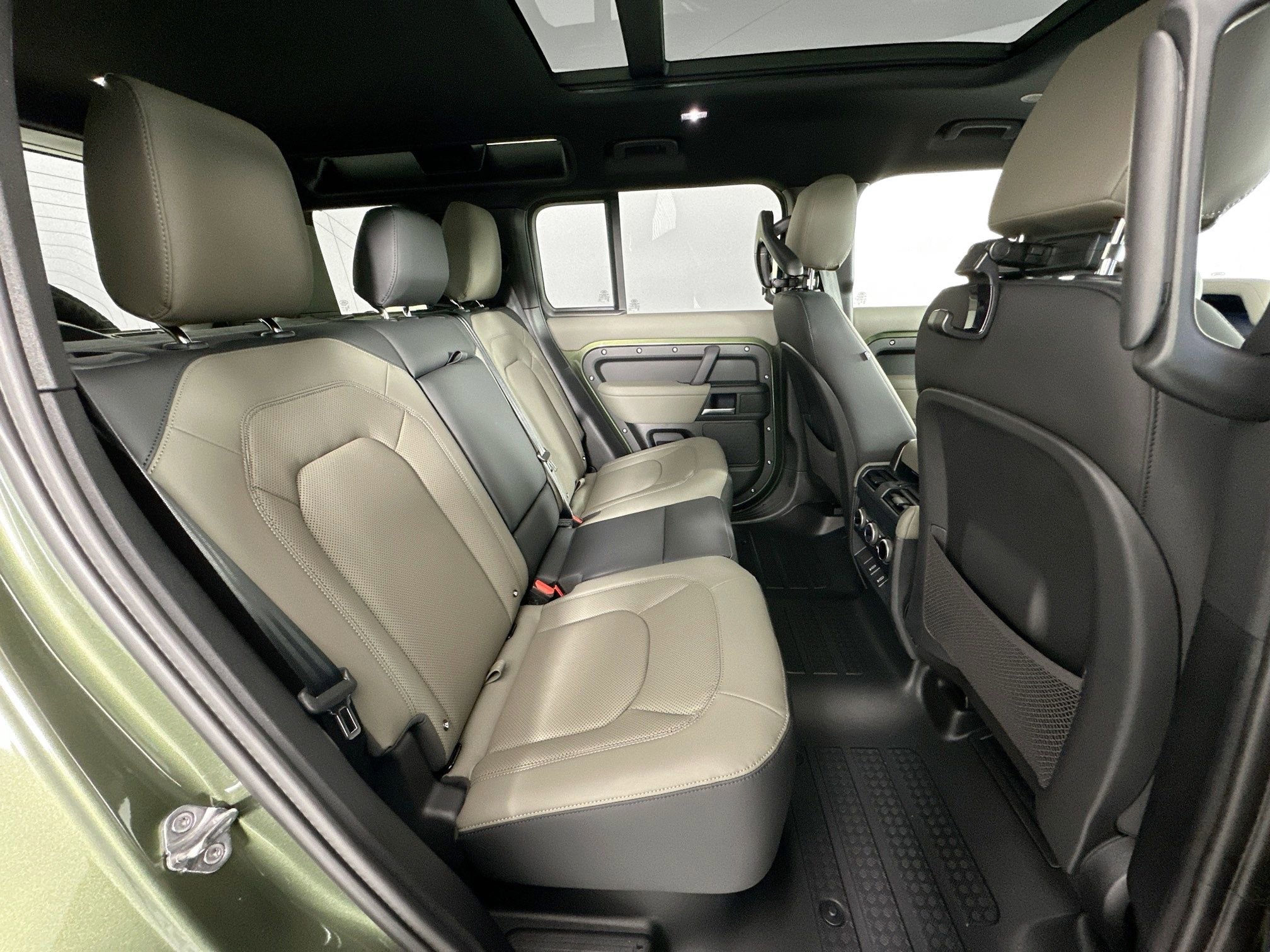 Used 2026 Land Rover Defender 110 X-Dynamic SE image 25