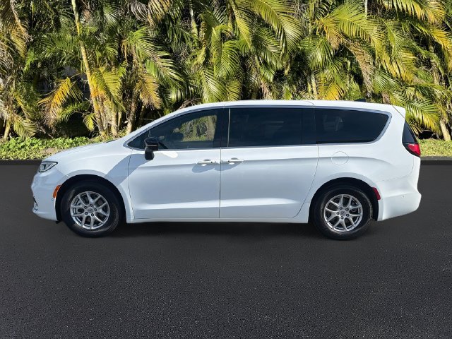 Used 2025 Chrysler Pacifica Select FWD image 9