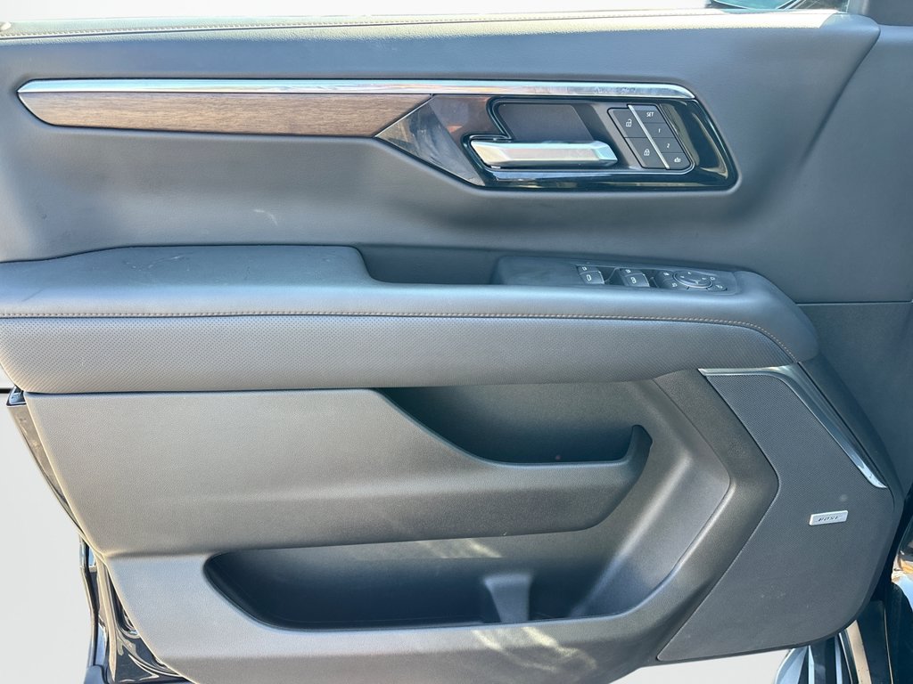 Used 2025 Chevrolet Tahoe High Country AWD/4WD image 27