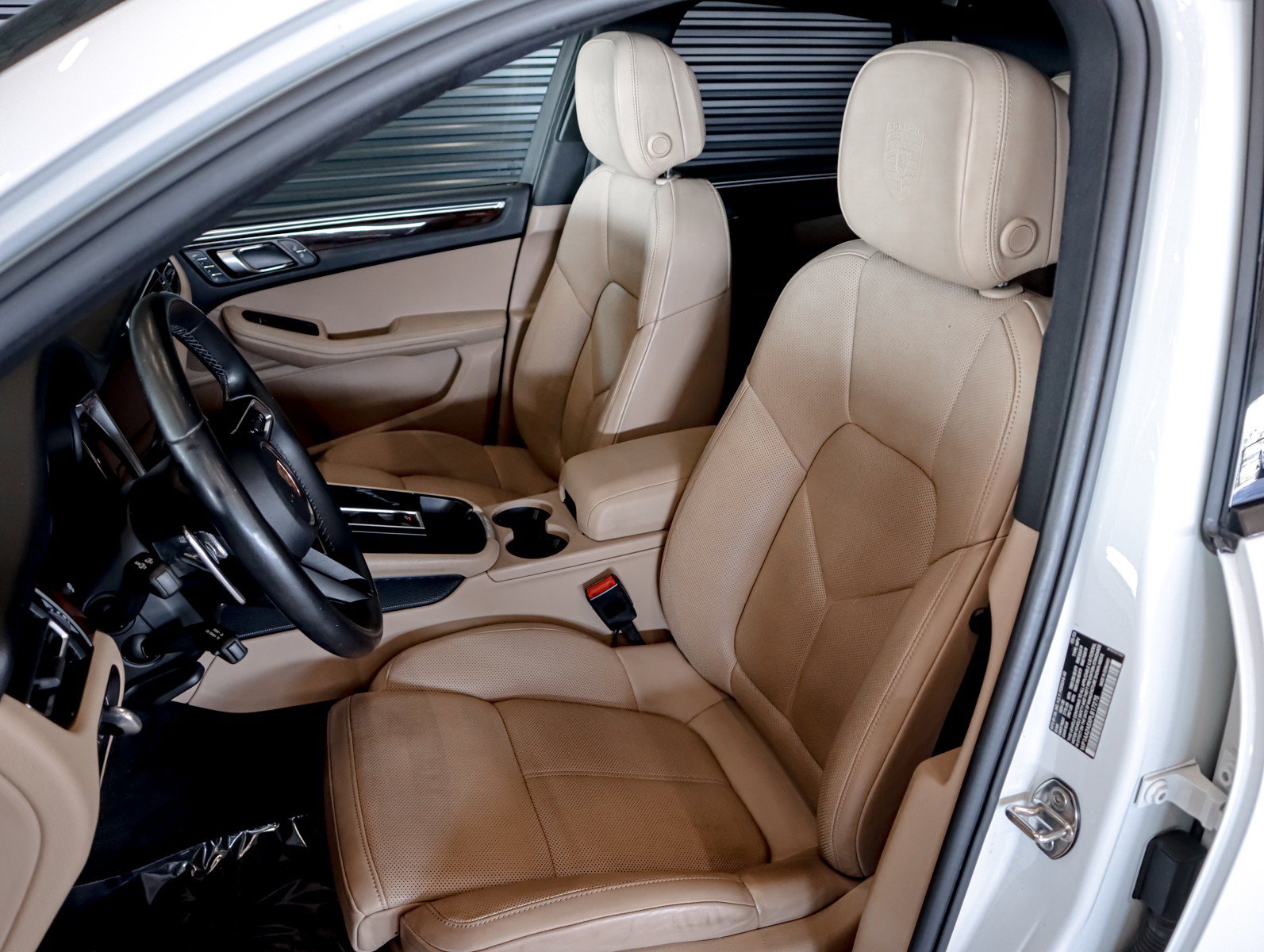 Certified 2023 Porsche Macan AWD/4WD image 5
