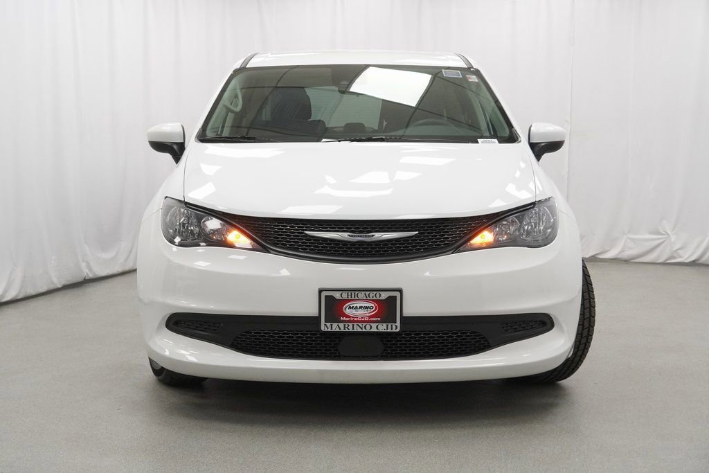 Used 2023 Chrysler Voyager LX image 7