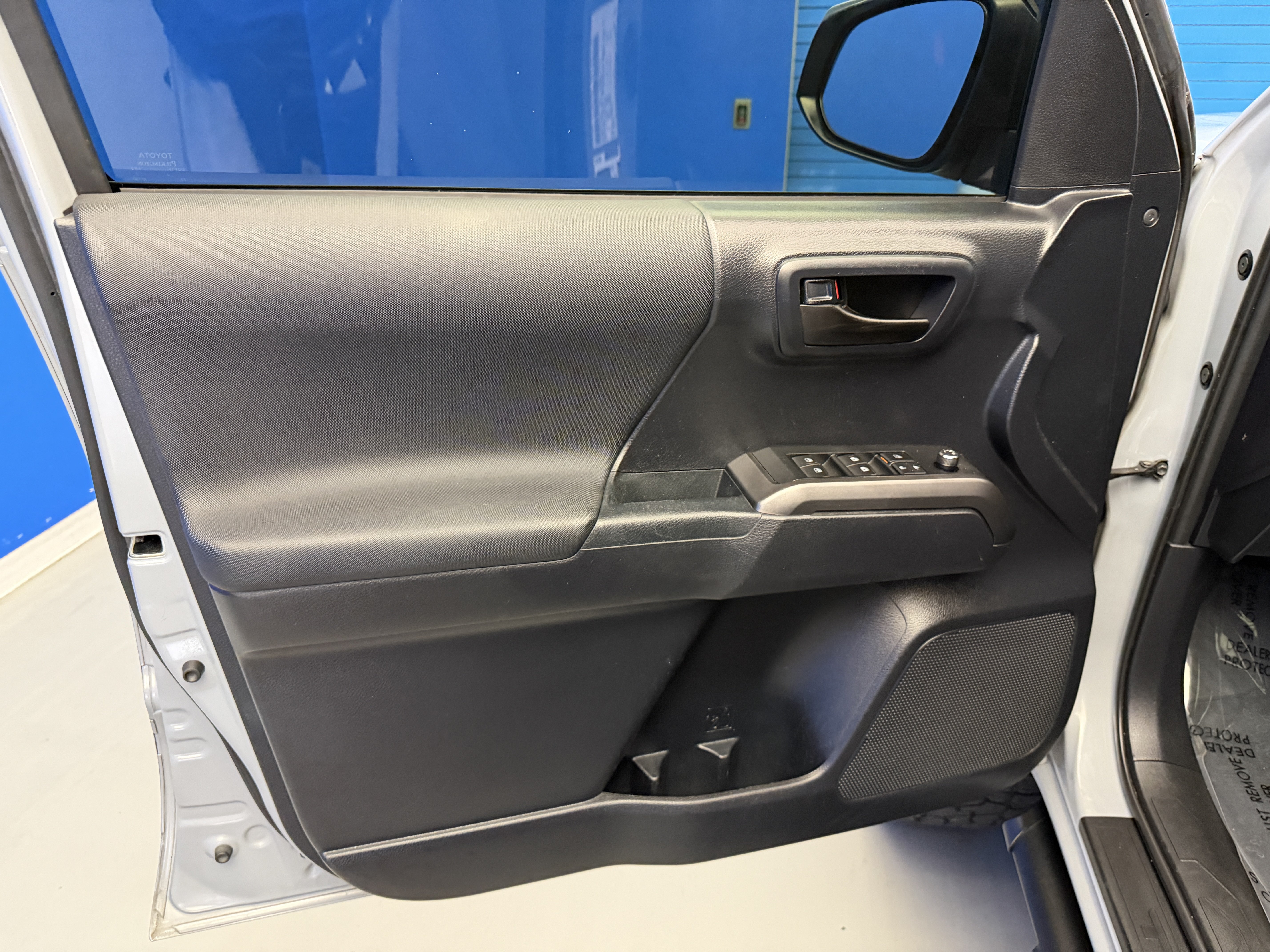 Used 2018 Toyota Tacoma TRD Sport AWD/4WD image 9