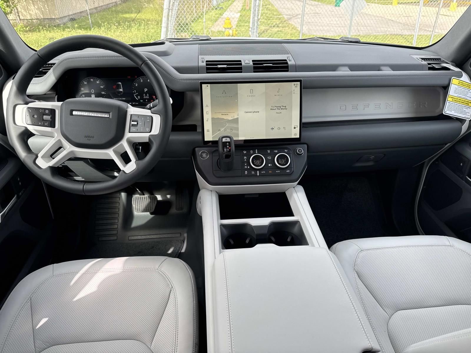 New 2026 Land Rover Defender 130 X-Dynamic SE image 9