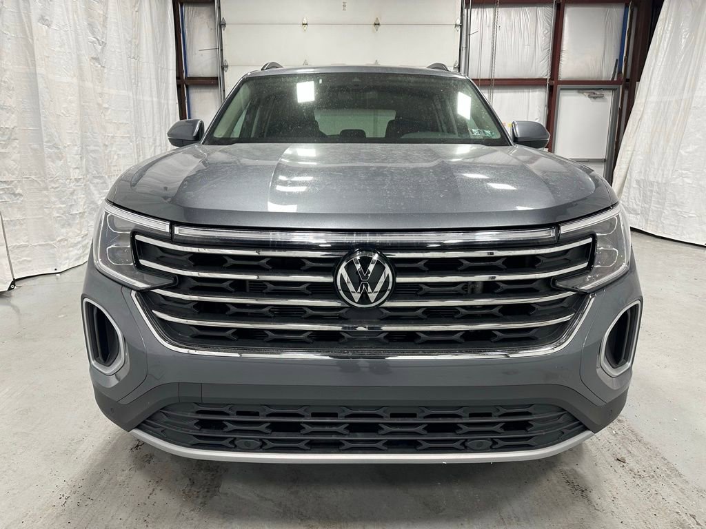Used 2025 Volkswagen Atlas SE image 2