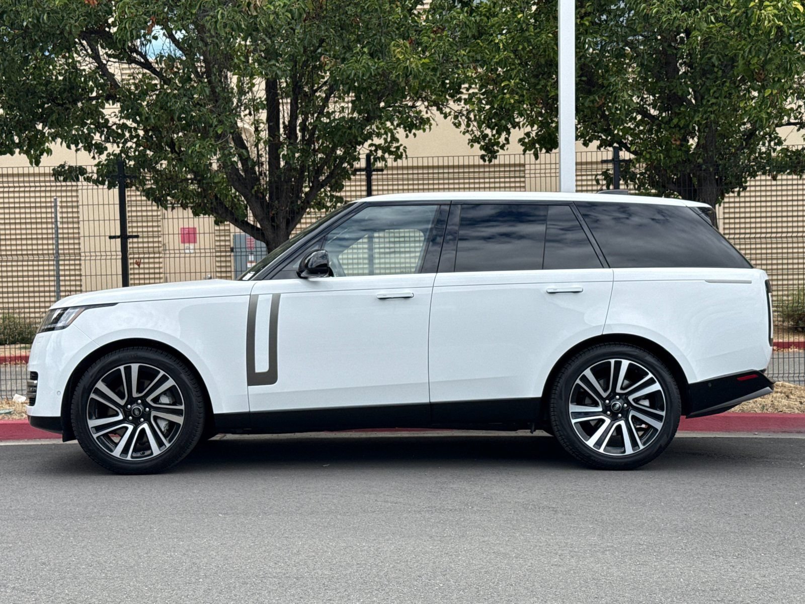 Used 2023 Land Rover Range Rover SE AWD/4WD image 3