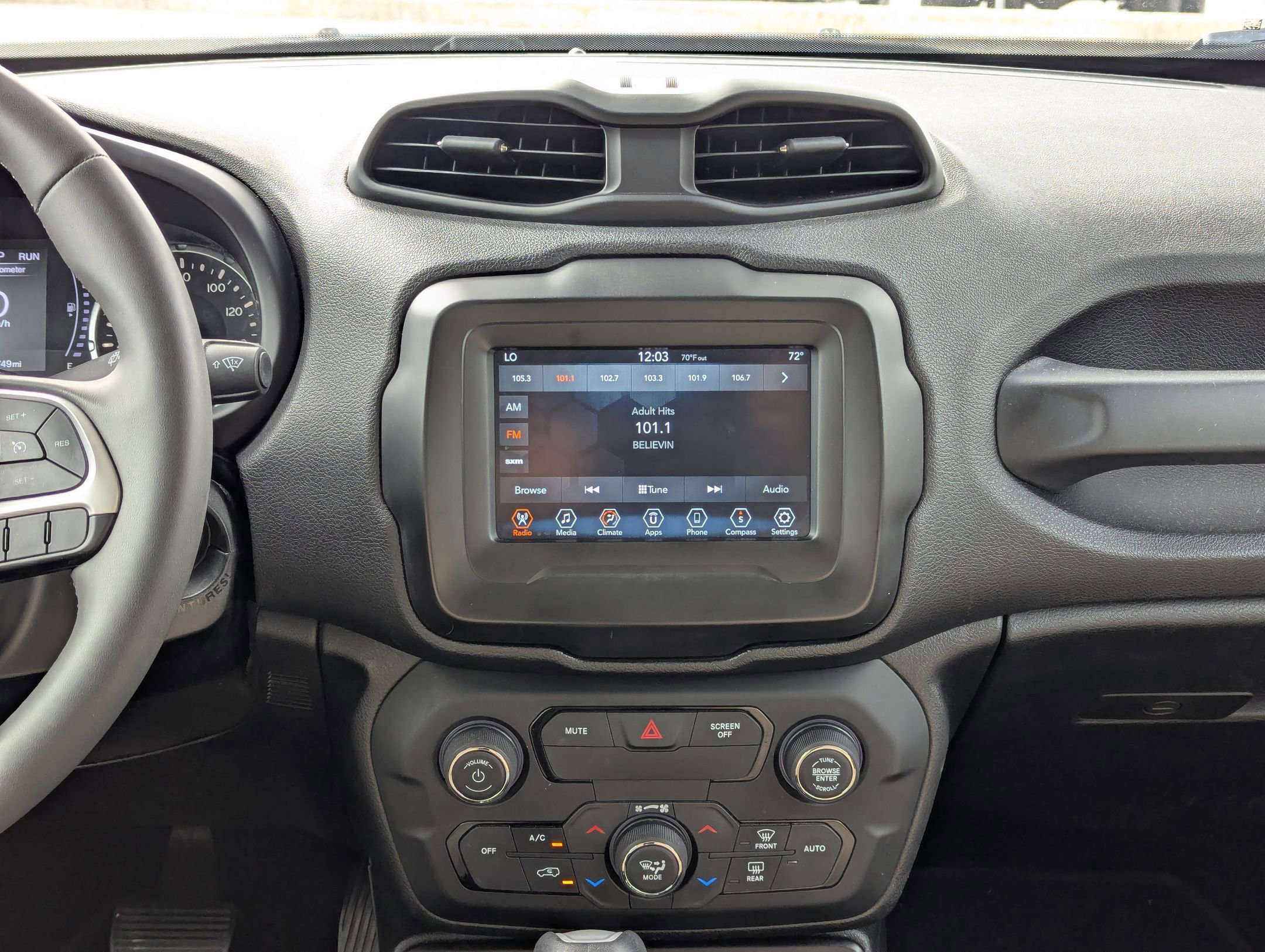 Used 2018 Jeep Renegade Latitude w/ Safety & Security Group image 13