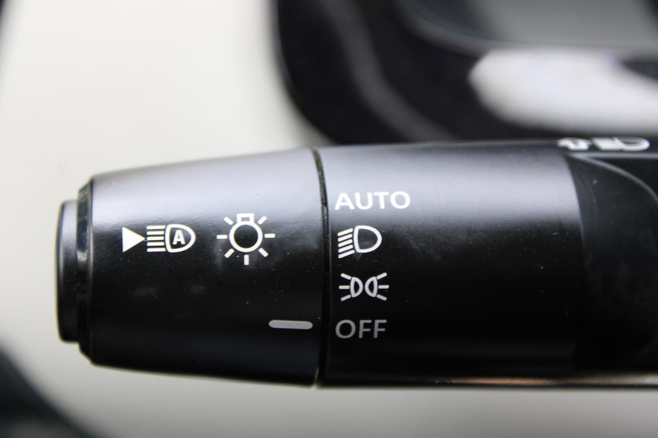 Used 2025 Nissan Pathfinder SL AWD/4WD image 28