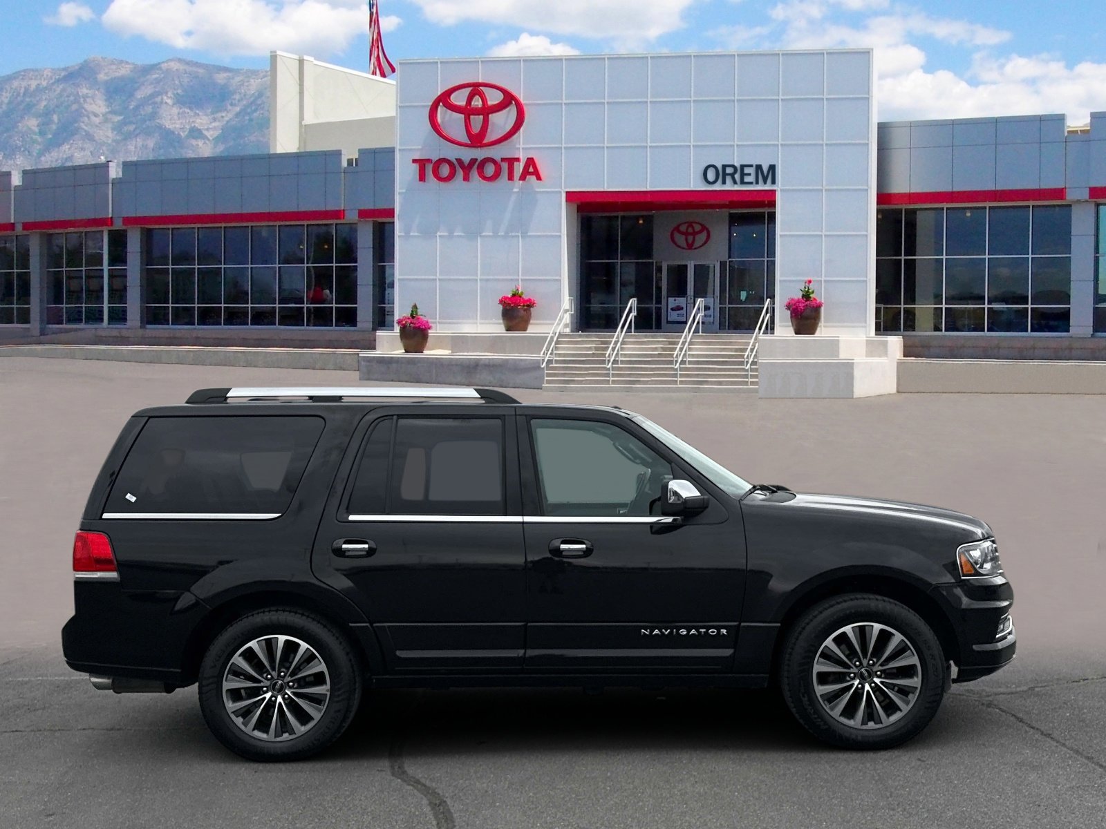 Used 2015 Lincoln Navigator 4WD image 3