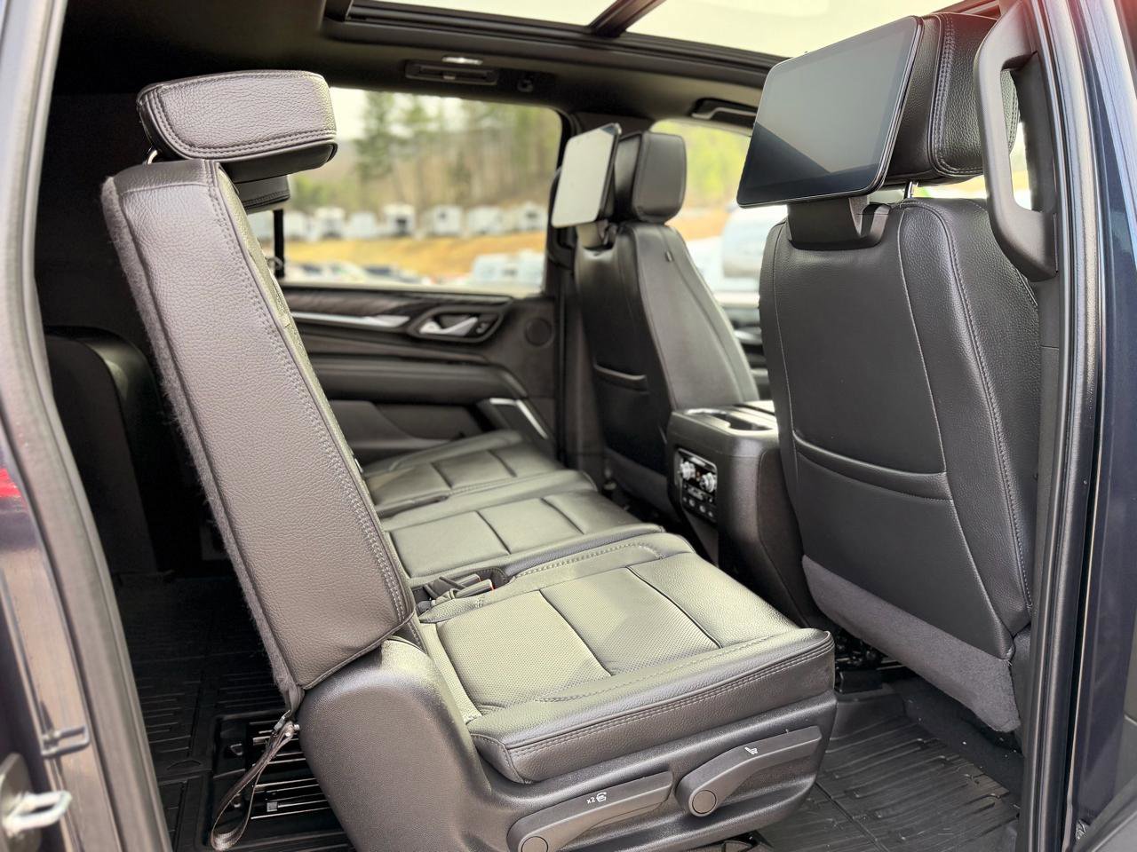 Used 2024 GMC Yukon XL Denali AWD/4WD image 32
