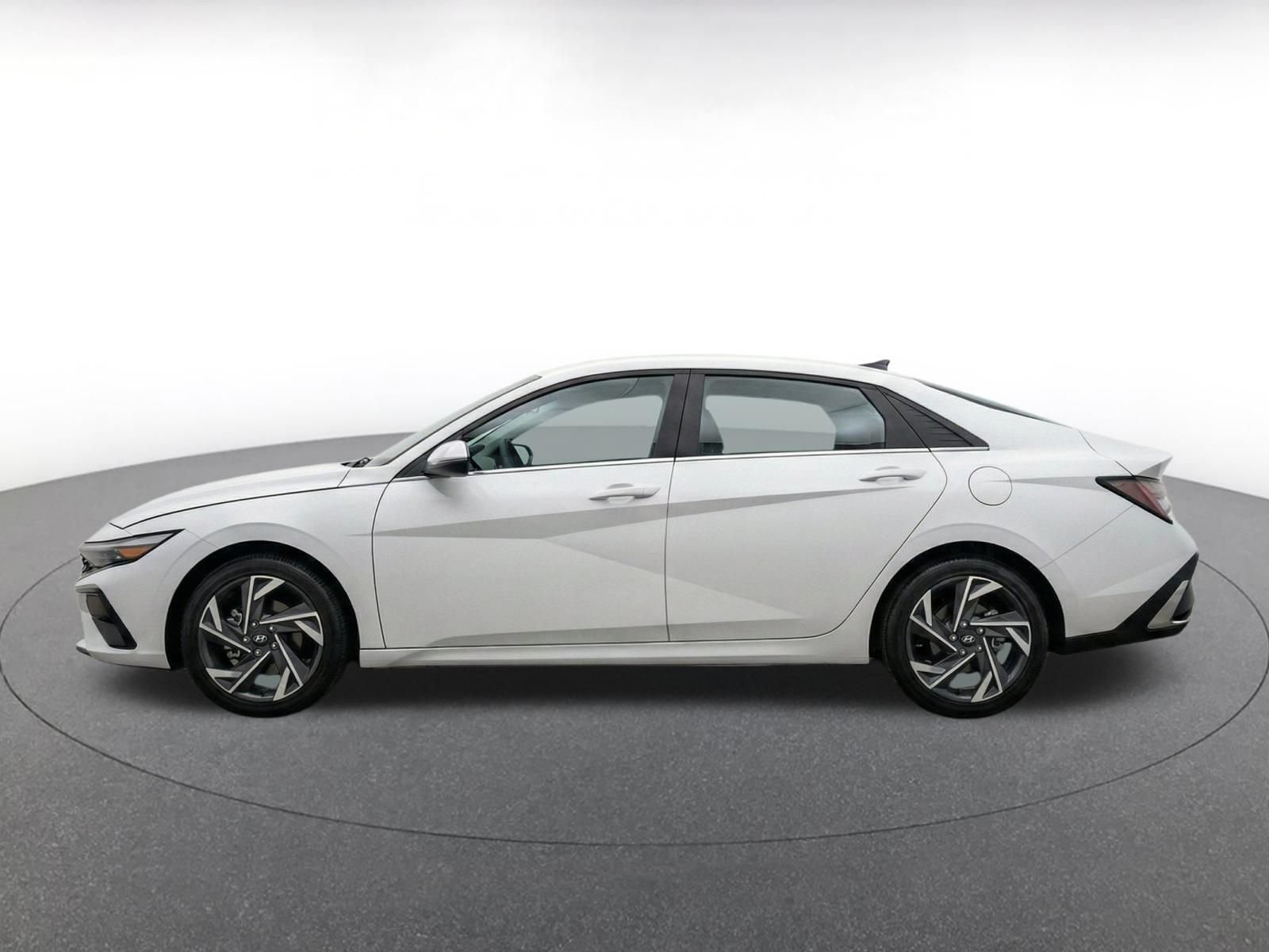 Used 2025 Hyundai Elantra SEL FWD image 4
