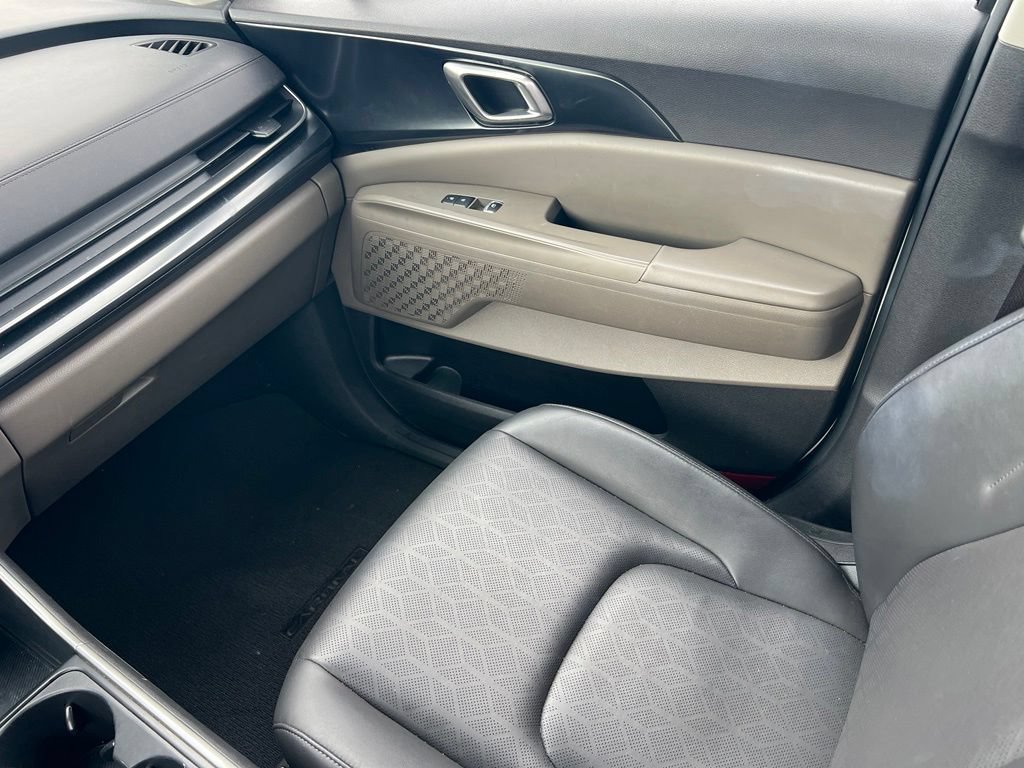 Used 2025 Kia Carnival FWD image 11