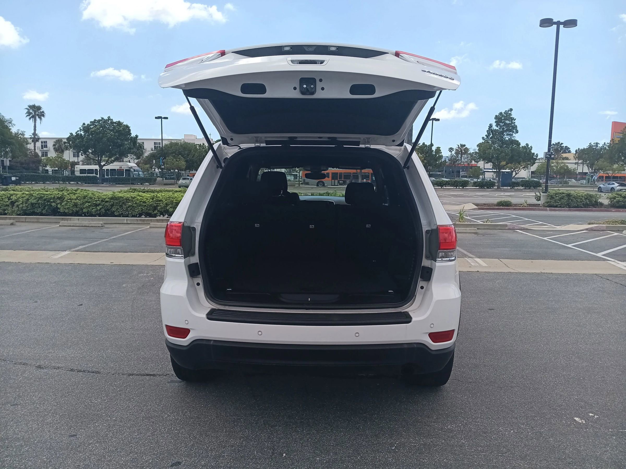 Used 2017 Jeep Grand Cherokee Laredo image 9