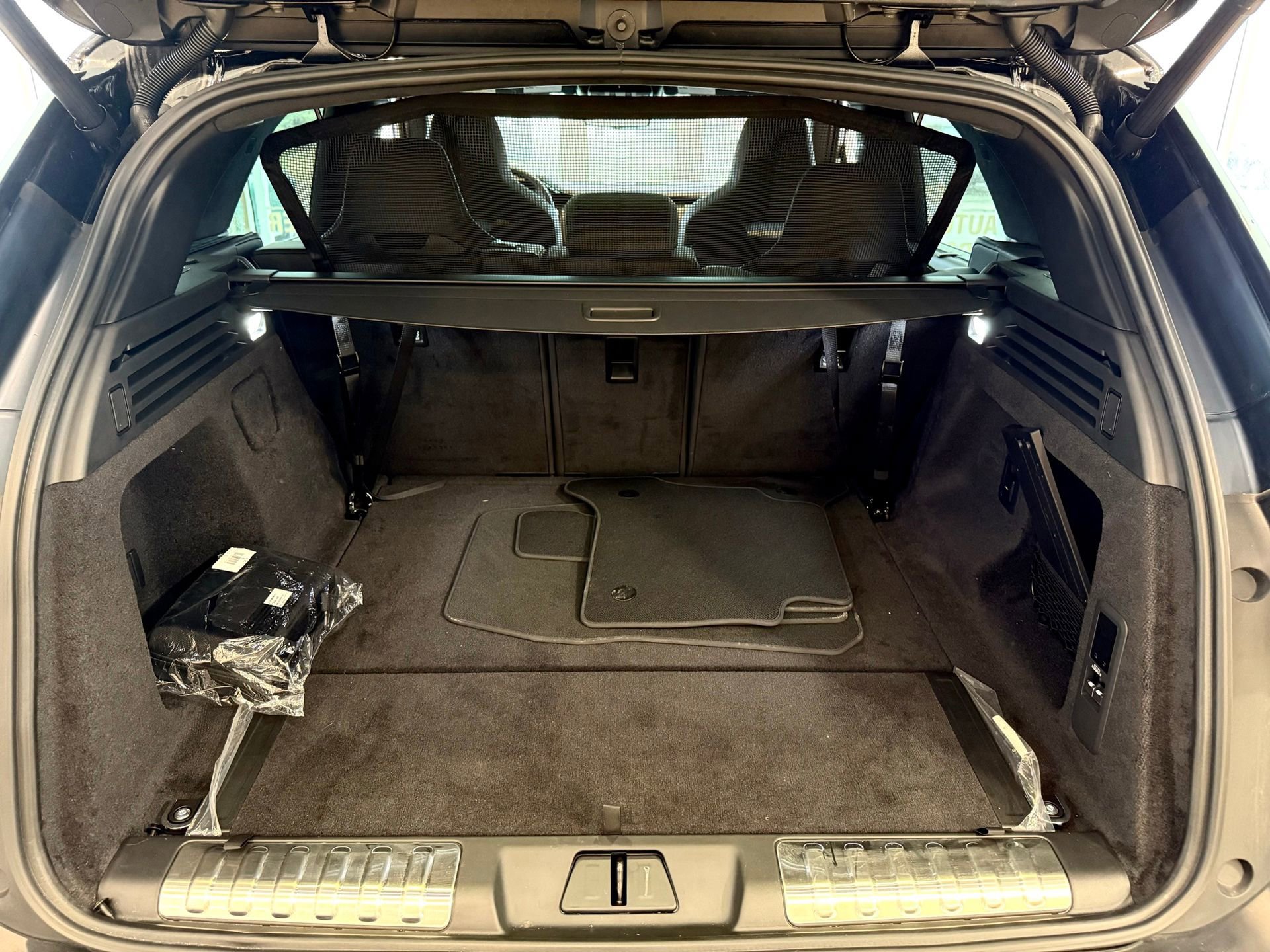 Used 2025 Land Rover Range Rover Sport SV Edition Two image 40