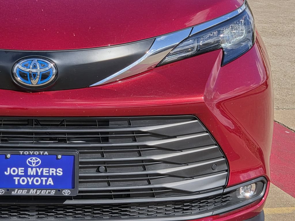Used 2025 Toyota Sienna XLE FWD image 4