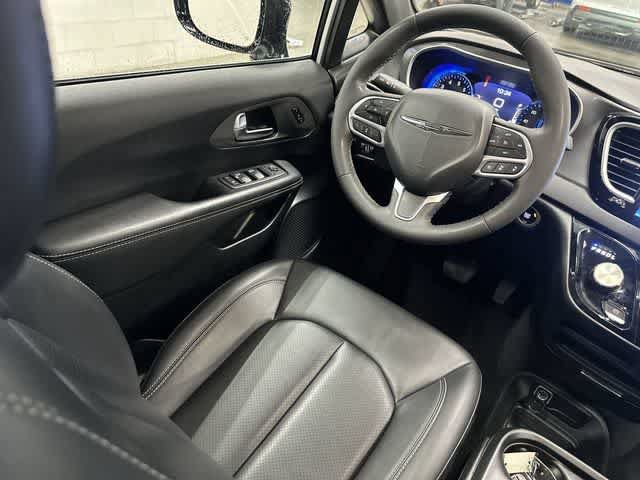 Used 2025 Chrysler Pacifica Select FWD image 12