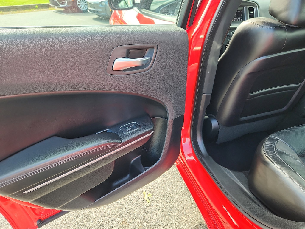 Used 2019 Dodge Charger SXT w/ Leather Interior Group RWD image 18