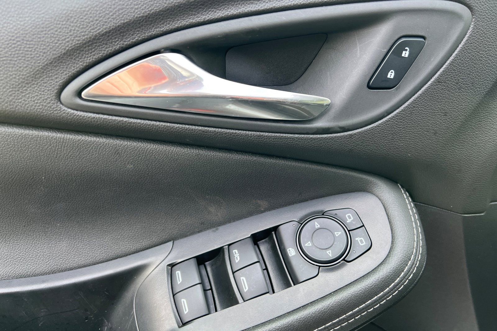 Used 2025 Buick Encore GX Preferred AWD/4WD image 12