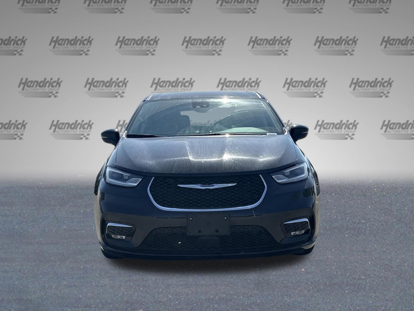 Used 2023 Chrysler Pacifica Touring-L FWD image 3