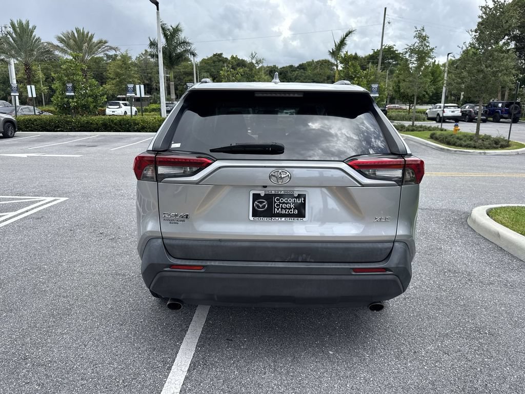 Used 2019 Toyota RAV4 XLE FWD image 2