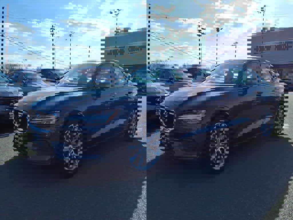 Used 2020 Volvo S60 T6 Momentum image 3