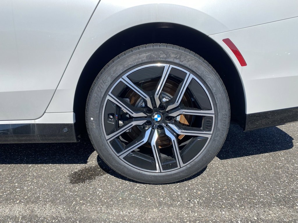Used 2024 BMW 760i xDrive w/ Executive Package image 4