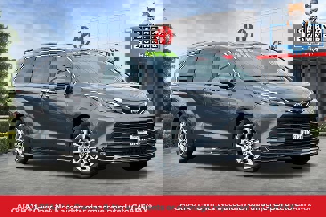 Used 2025 Toyota Sienna XLE w/ XLE Plus Package image 2