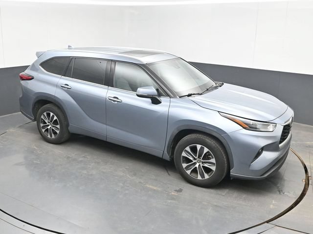 Used 2021 Toyota Highlander XLE FWD image 1