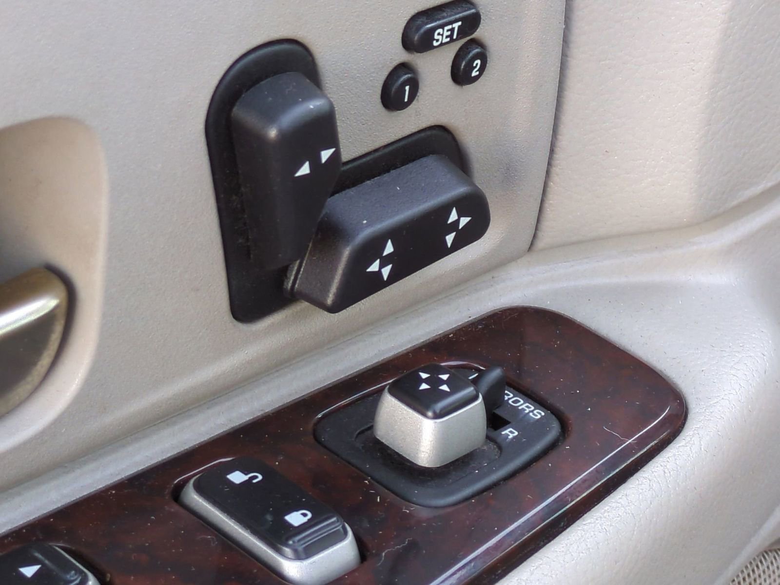 Used 2008 Lincoln Town Car Signature Limited image 17