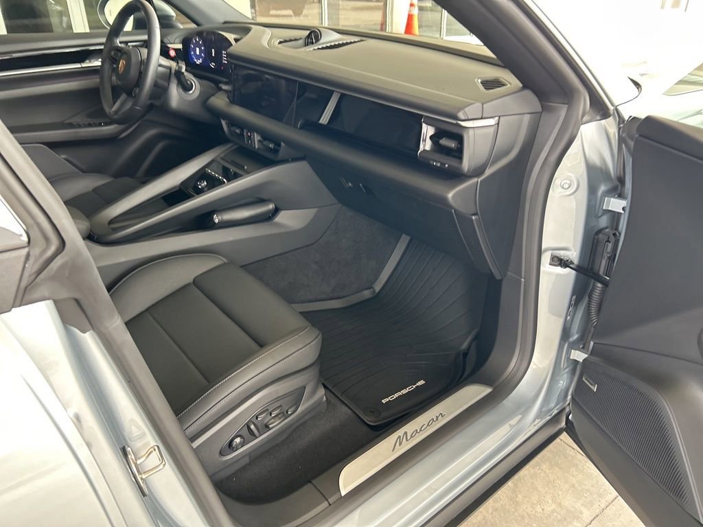 Used 2025 Porsche Macan Electric image 24