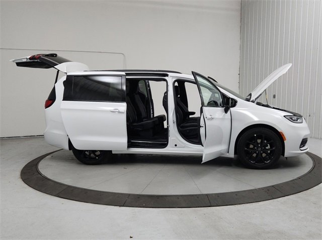 New 2026 Chrysler Pacifica Limited w/ S Appearance Package image 16