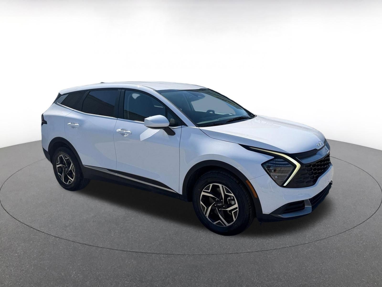 Used 2025 Kia Sportage LX image 1