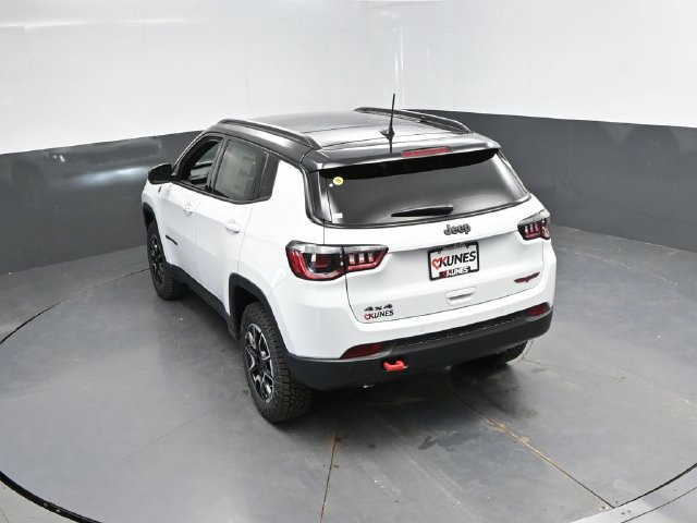 New 2026 Jeep Compass Trailhawk w/ Sun, Sound & Navigation Group AWD/4WD image 37