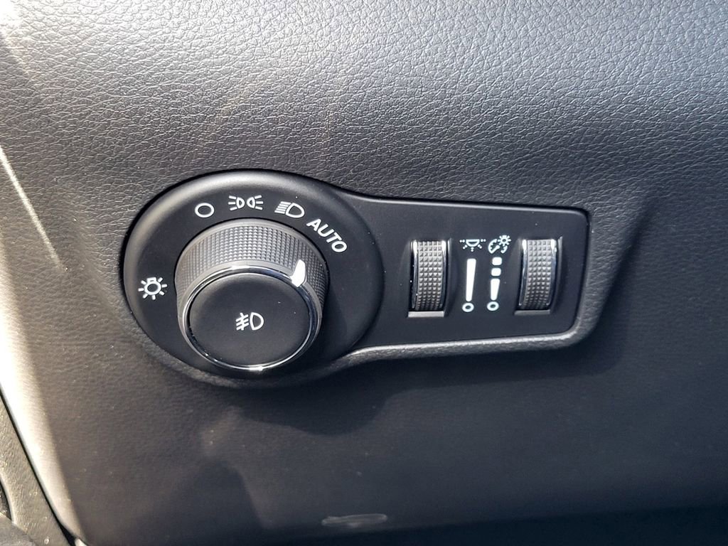 New 2026 Jeep Compass Latitude w/ Sun and Sound Group image 11