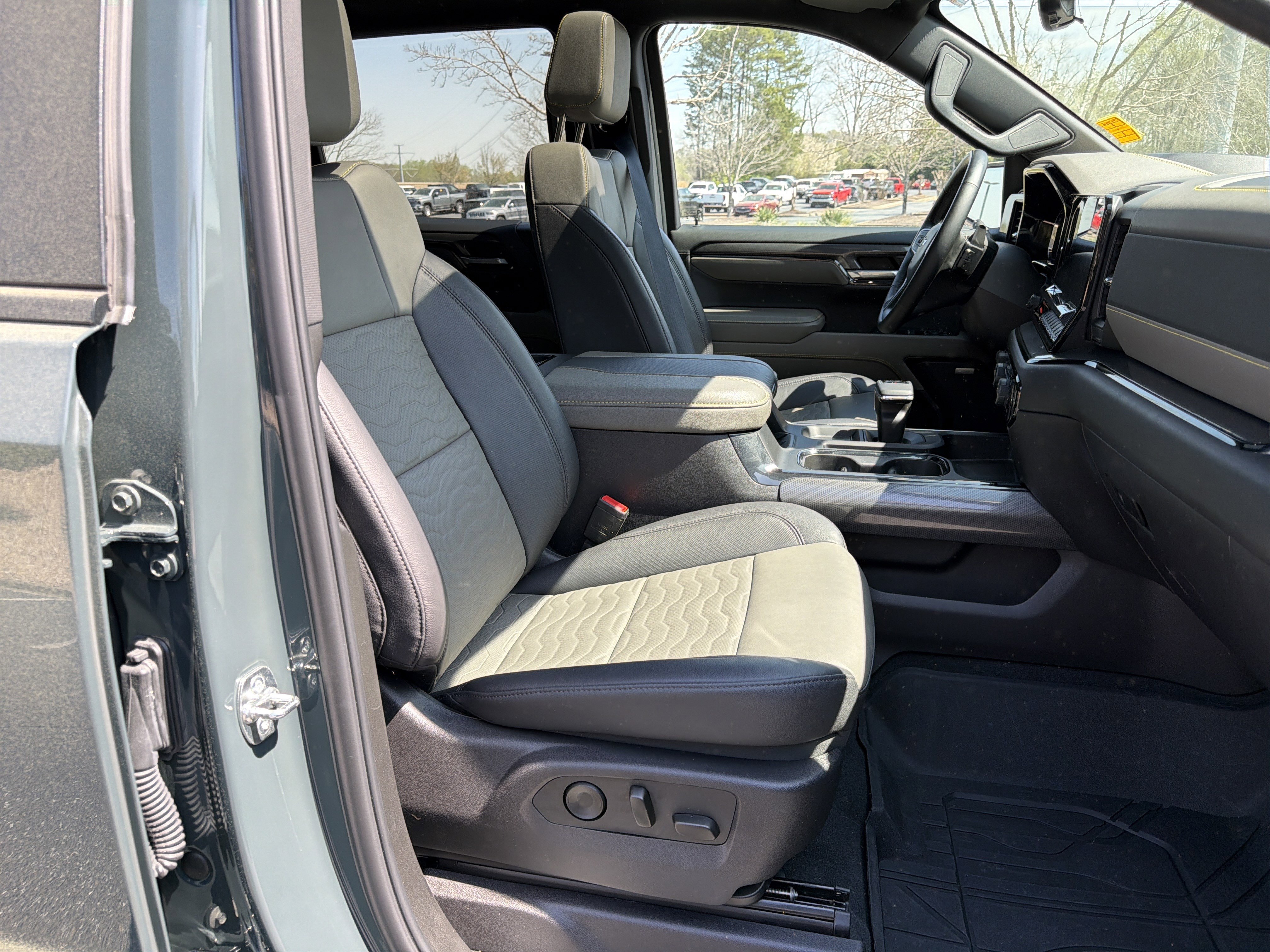 Used 2025 Chevrolet Silverado 1500 ZR2 w/ Technology Package image 13