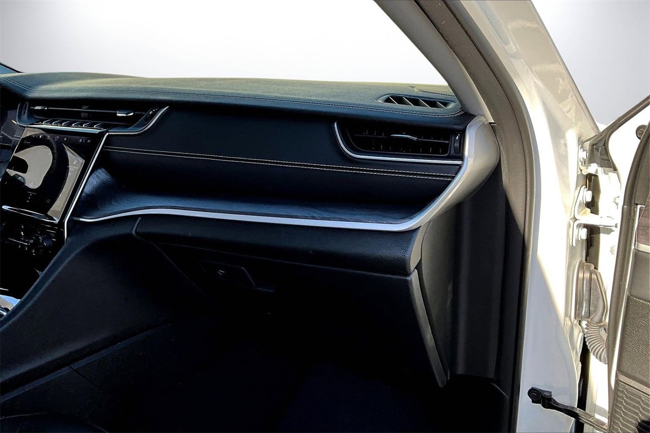 Used 2023 Jeep Grand Cherokee L Limited w/ Black Appearance Package image 19