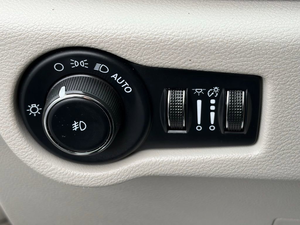 Used 2024 Chrysler Pacifica Touring-L image 13