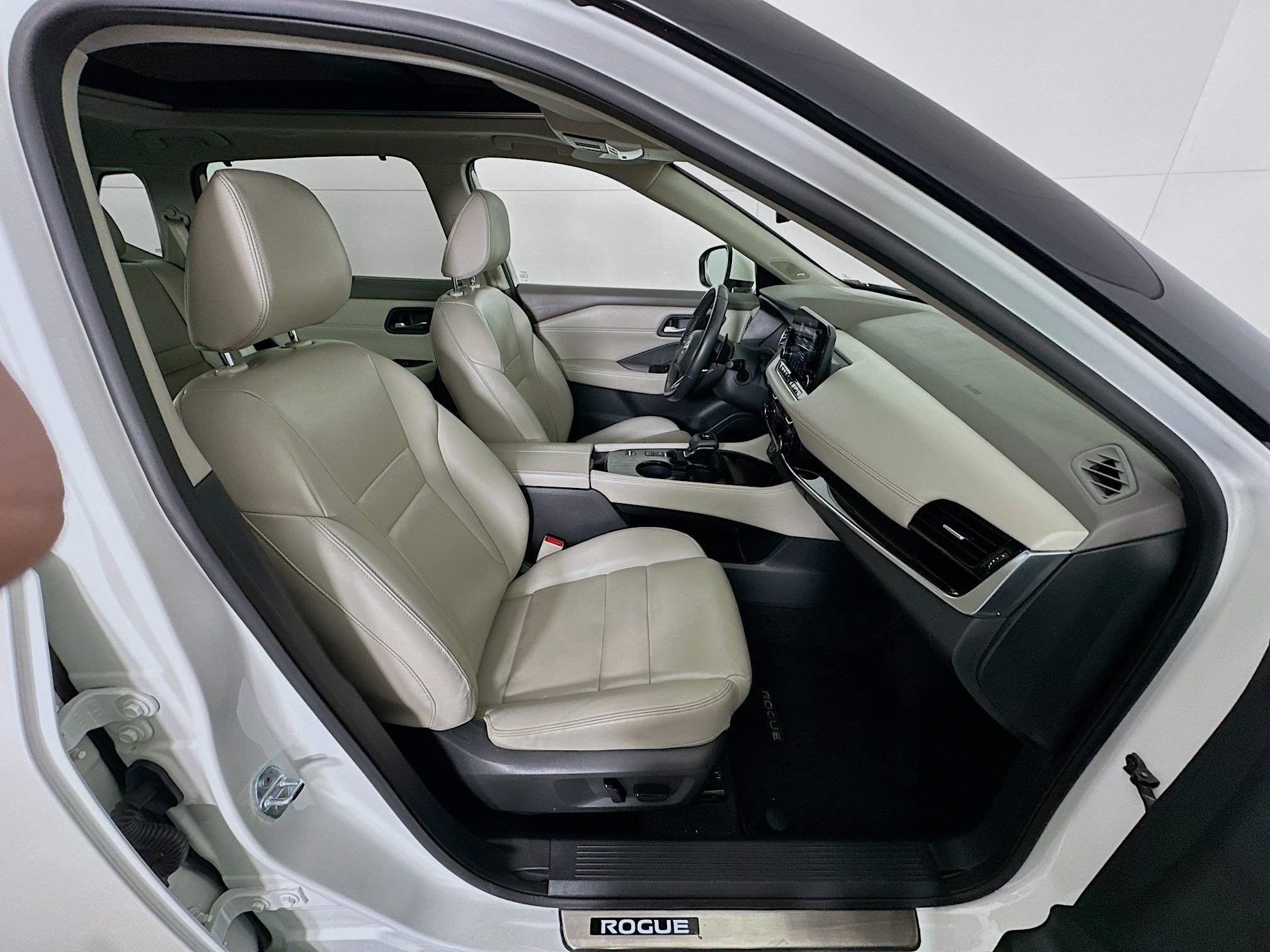 Used 2023 Nissan Rogue SL w/ SL Premium Package image 31