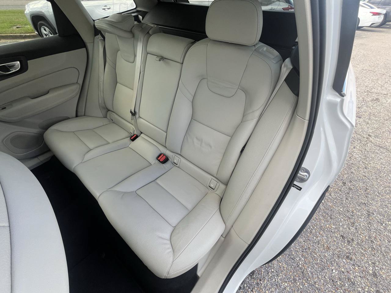 Used 2022 Volvo XC60 B5 Momentum AWD/4WD image 38
