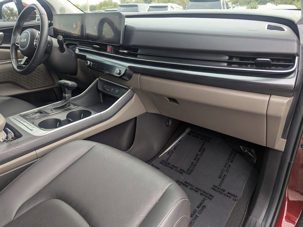 Certified 2025 Kia Carnival image 9