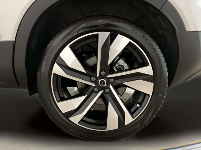 Used 2025 Volvo XC40 B5 Plus image 98
