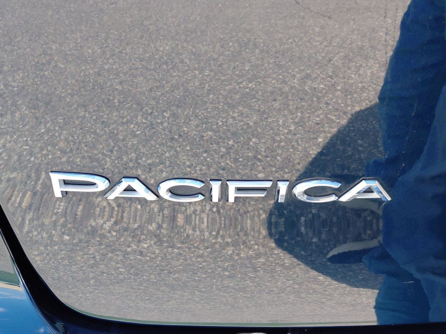 Used 2024 Chrysler Pacifica Touring-L AWD/4WD image 16